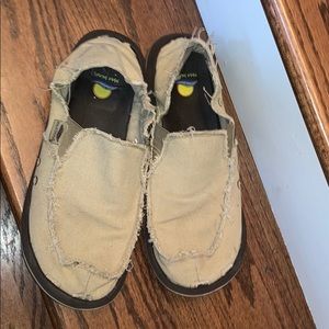 shoes that look like sanuks